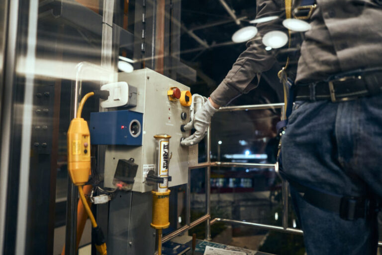 La-importancia-de-la-modernizacion-de-un-ascensor-768x513