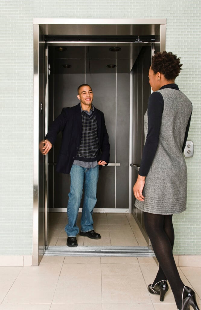 Las-puertas-de-los-ascensores-se-abren-solas-Otis-Colombia-666x1024