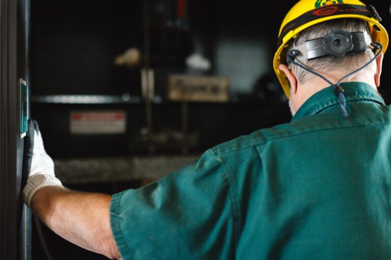 Razones-para-realizar-mantenimiento-al-ascensor-Otis-Colombia-768x512