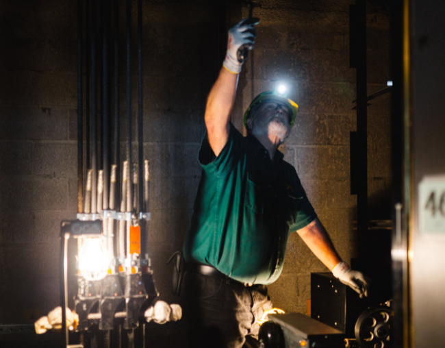 ¿Cada cuánto tiempo se realiza el mantenimiento al ascensor?