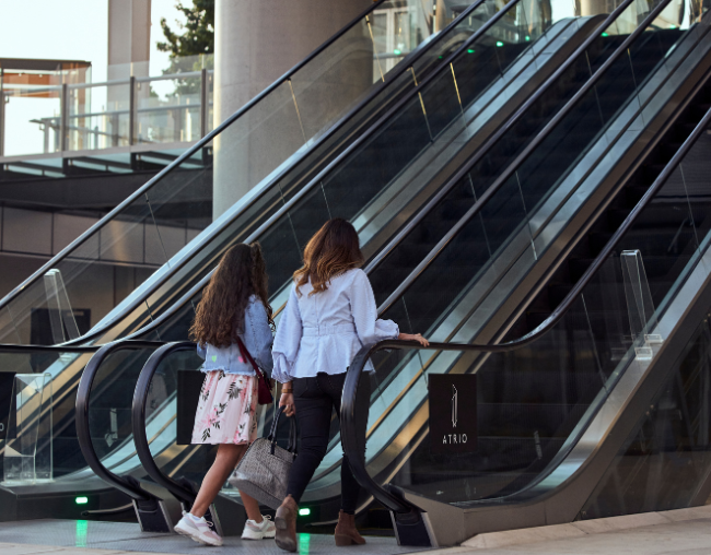 Ahorra energía con el ascensor y escalera eléctrica de tu proyecto