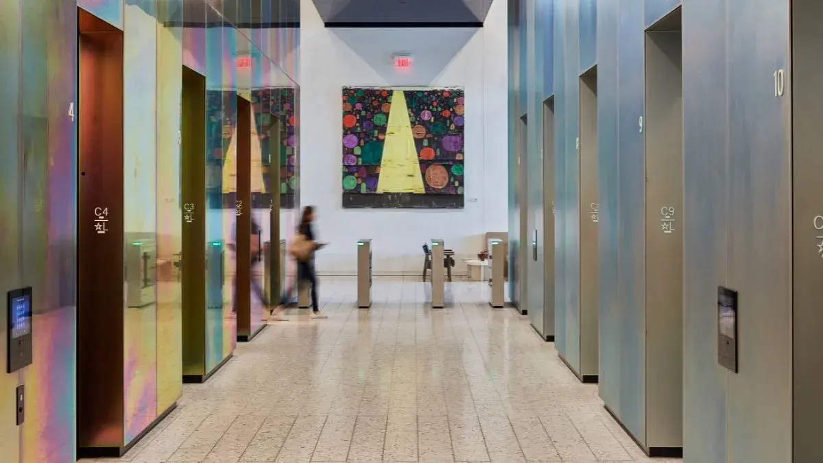Hall de prédio com elevadores comerciais