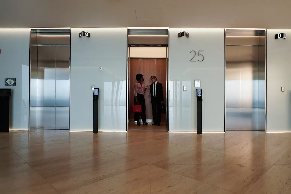 Três elevadores vistos de frente