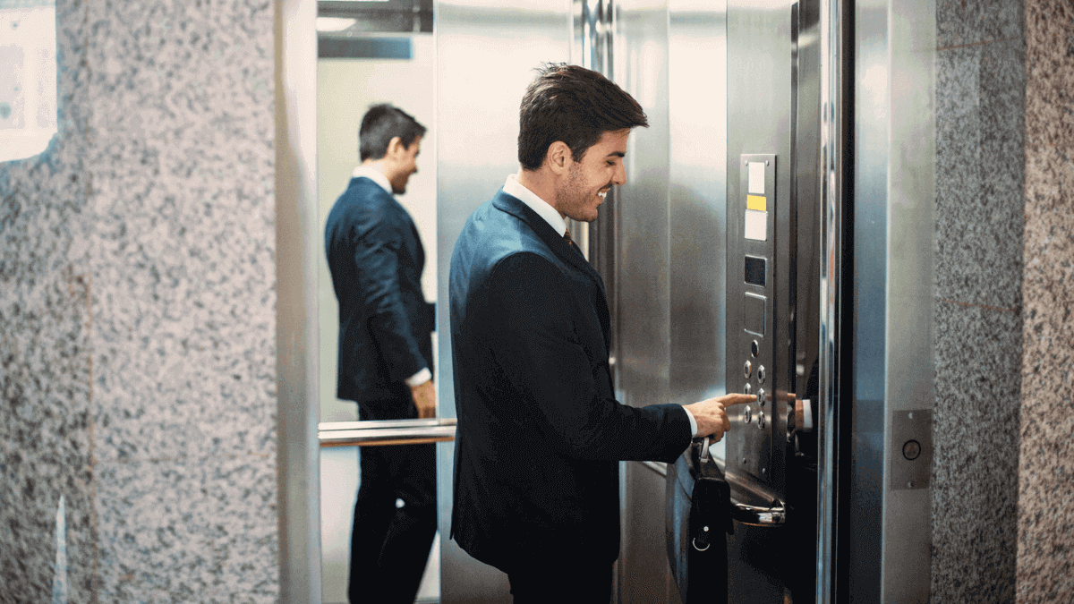 Homem apertando botão dentro do elevador