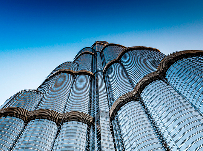 Los ascensores en algunas de las estructuras más altas del mundo