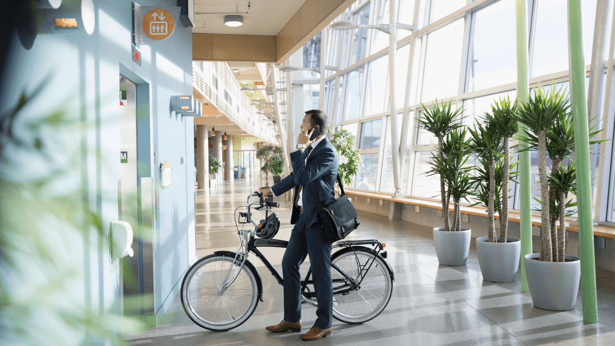 Pessoa com bicicleta em frente ao elevador