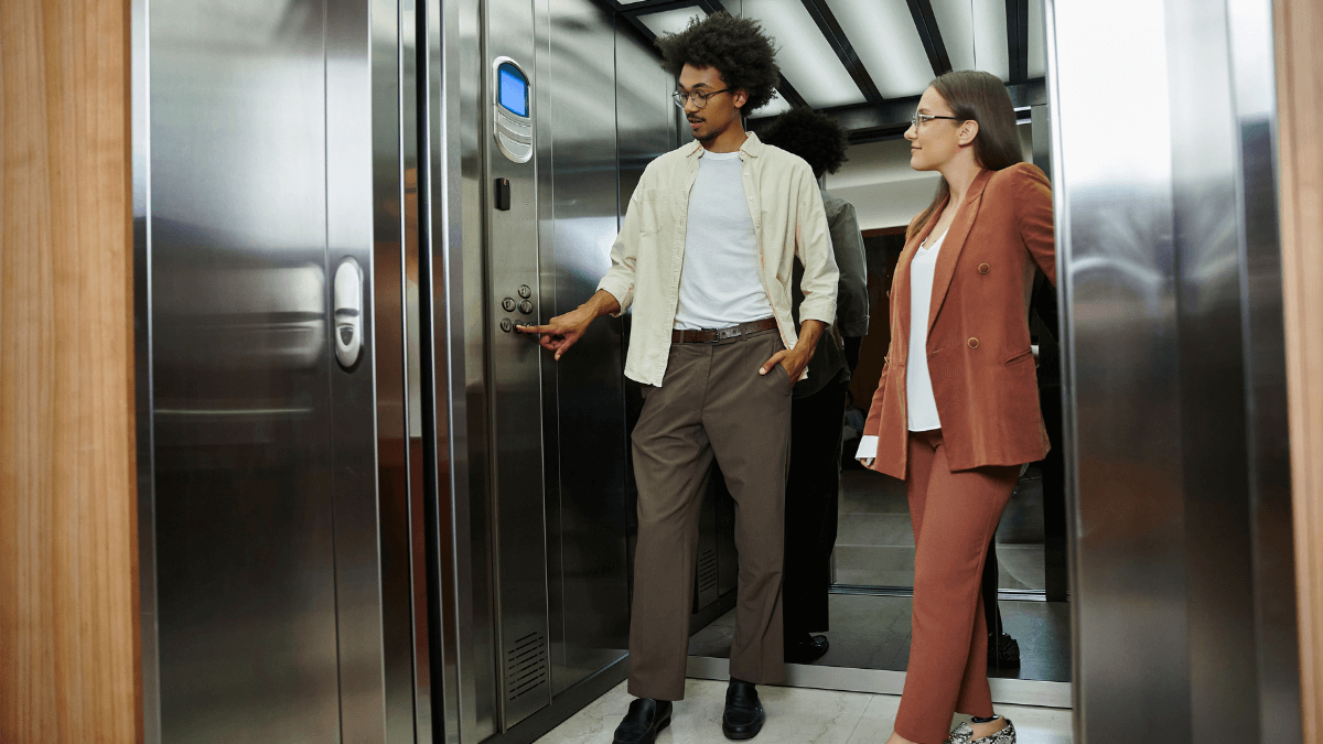 Pessoas dentro do elevador Gen2