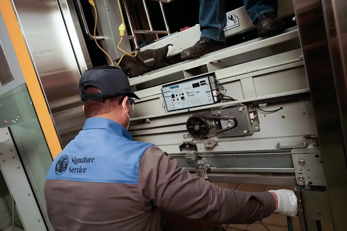 Técnico da Otis fazendo manutenção
