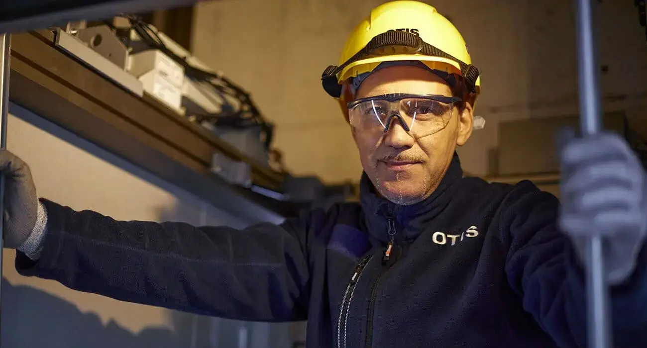 Técnico de manutenção de elevadores da Otis
