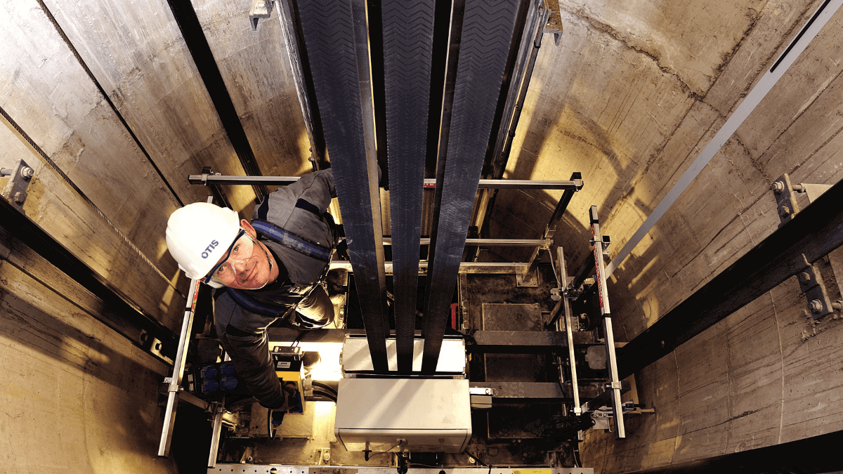 Técnico da Otis fazendo reparo em elevador