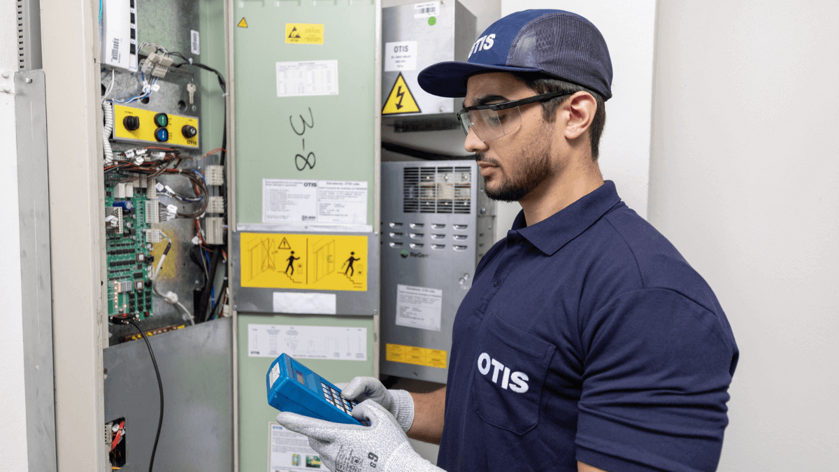 Técnico da Otis fazendo reparo em elevador